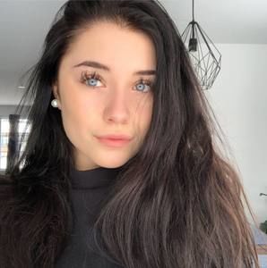 Meet your Posher, Simone